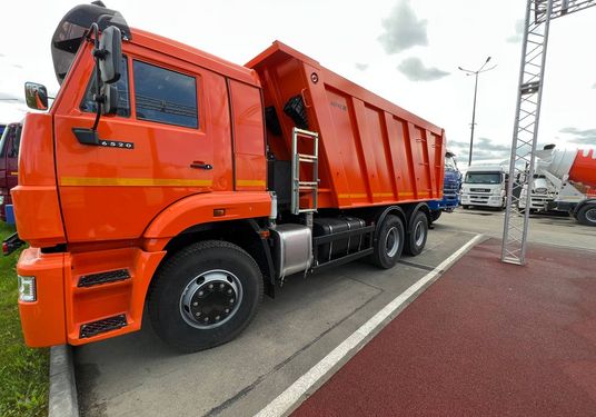 самосвал КАМАЗ 6520-6041-53 с задней разгрузкой