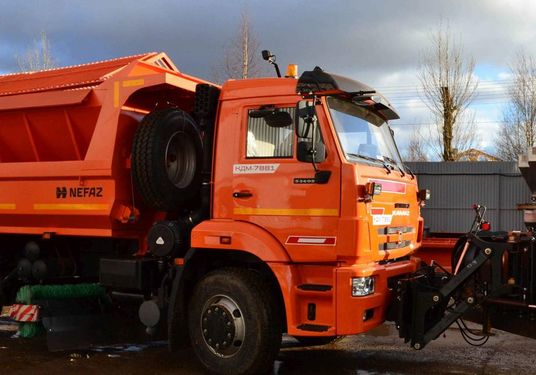 КДМ-7881050 на с.53605 (ПС сталь 09Г2С,V=6 м3, Передний отвал, Средняя щетка)