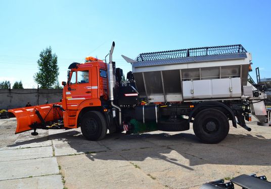 КДМ-7881040 на ш.53605 (ПС нерж, V=5,5 м3, Баки для увлажнения, Передний отвал, Средняя щетка)