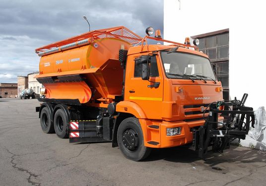 КДМ-650-08 на ш.65115-48 (ПС сталь 09Г2С, V=8 м3, ПМ сталь, V=12 м3, Передний отвал, Средняя щетка)