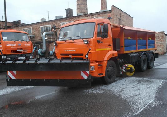 КДМ-650-08 на ш.65115-50 (ПС сталь 09Г2С,V=8 м3, Баки для увлажнения, Передний отвал, Средняя щетка)