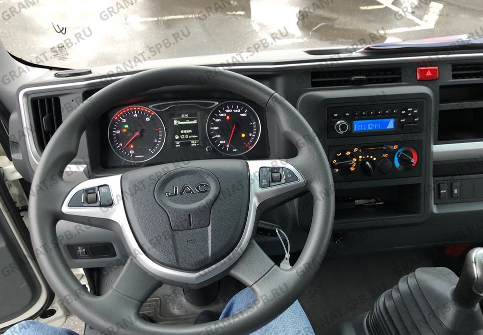 Бортовой а/м JAC N120 со шторным механизмом