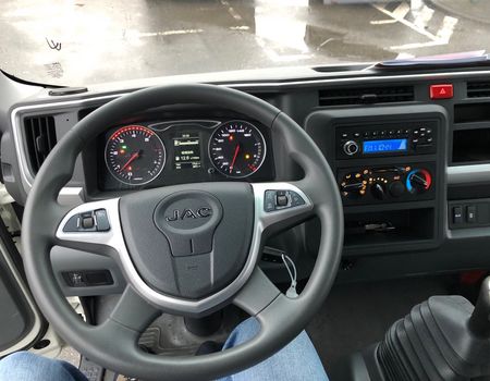 Бортовой а/м JAC N120 со шторным механизмом